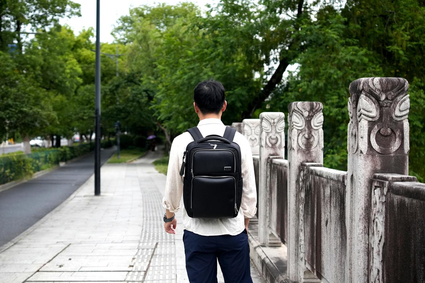 35+职场人背包终极选择,地平线8号探界者实测,商旅出行全能搭档