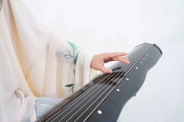 俗称颤音,揉弦(相当于西方音乐的vibrato),但在古琴的吟猱上,由于其