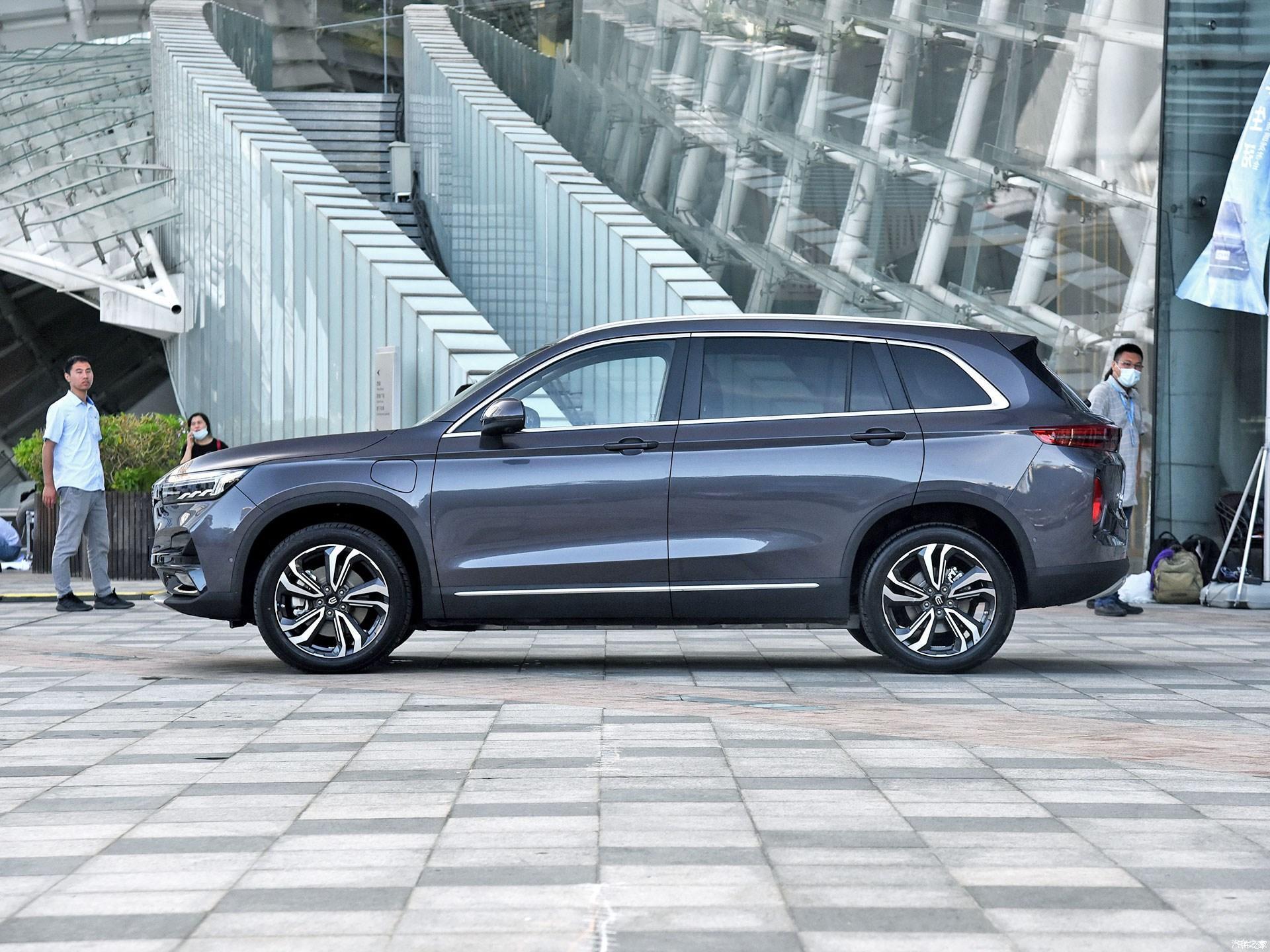 外形方面,天美et5前脸采用了新能源车常见封闭式设计,不过加入蜂窝状