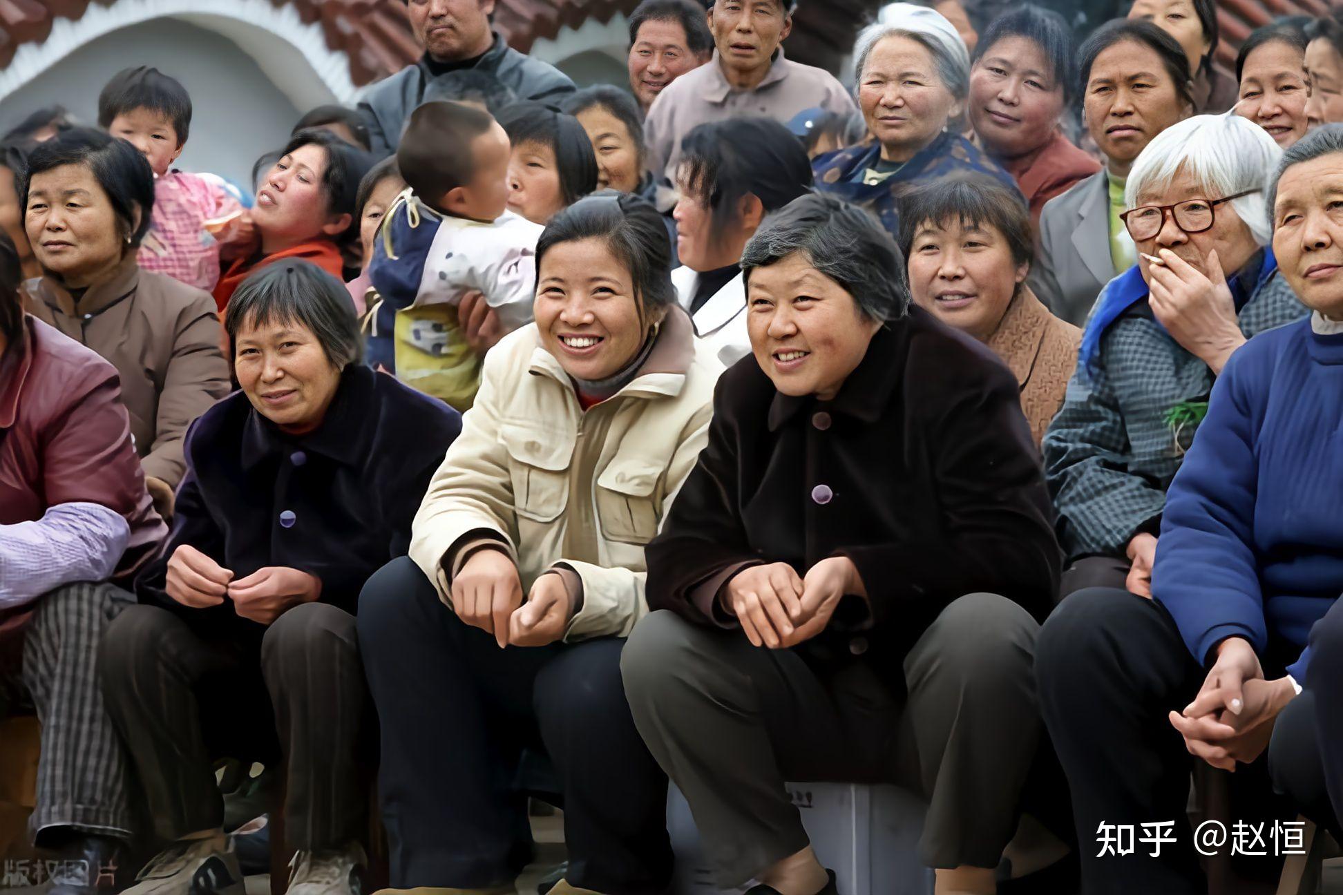 但是我提一点你们肯定深有体会,那就是村口蹲守的老头老太太,可以说算