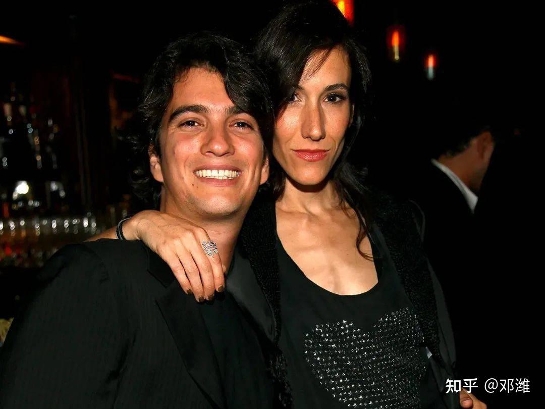 美国最疯ceo:安妮海瑟薇演他老婆,夫妻纸醉金迷pua员工,坑了孙正义上