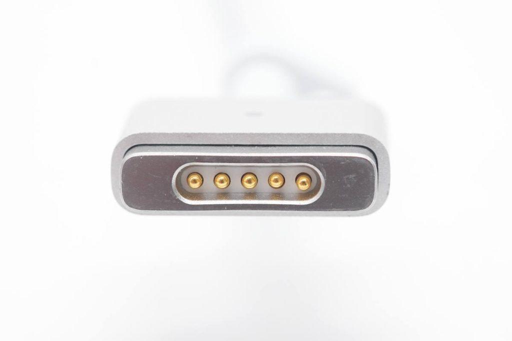 背面印有多種語言產品名稱,magsafe 2磁吸頭端部特寫,使用簡圖.