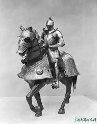 一套重达25公斤能让妹子灵活爬云梯的欧洲板甲需要多少钱