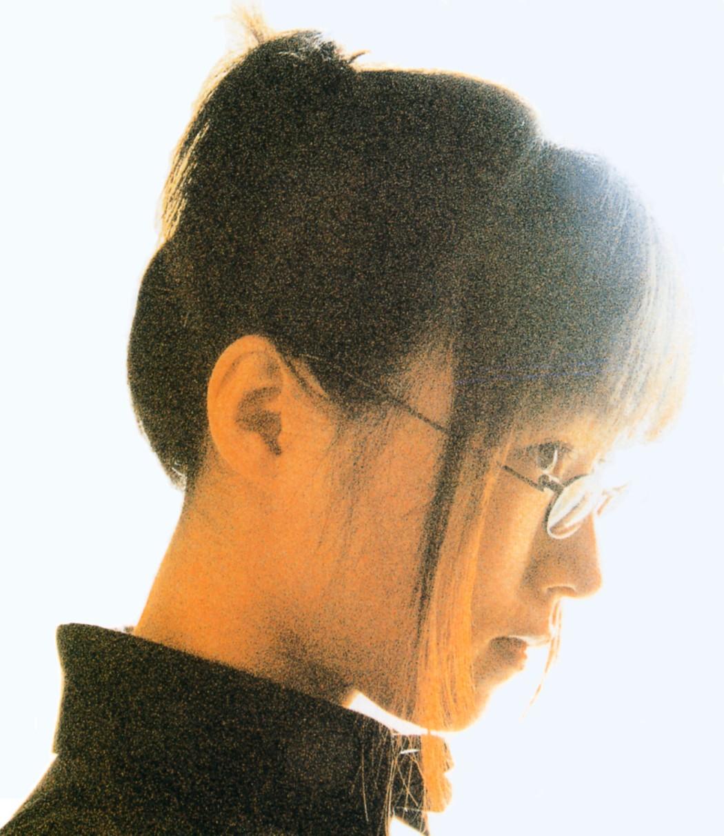 戴着眼镜的小松未步"没想到妈妈还留着啊,谢谢."miho双手接过盒子,说.