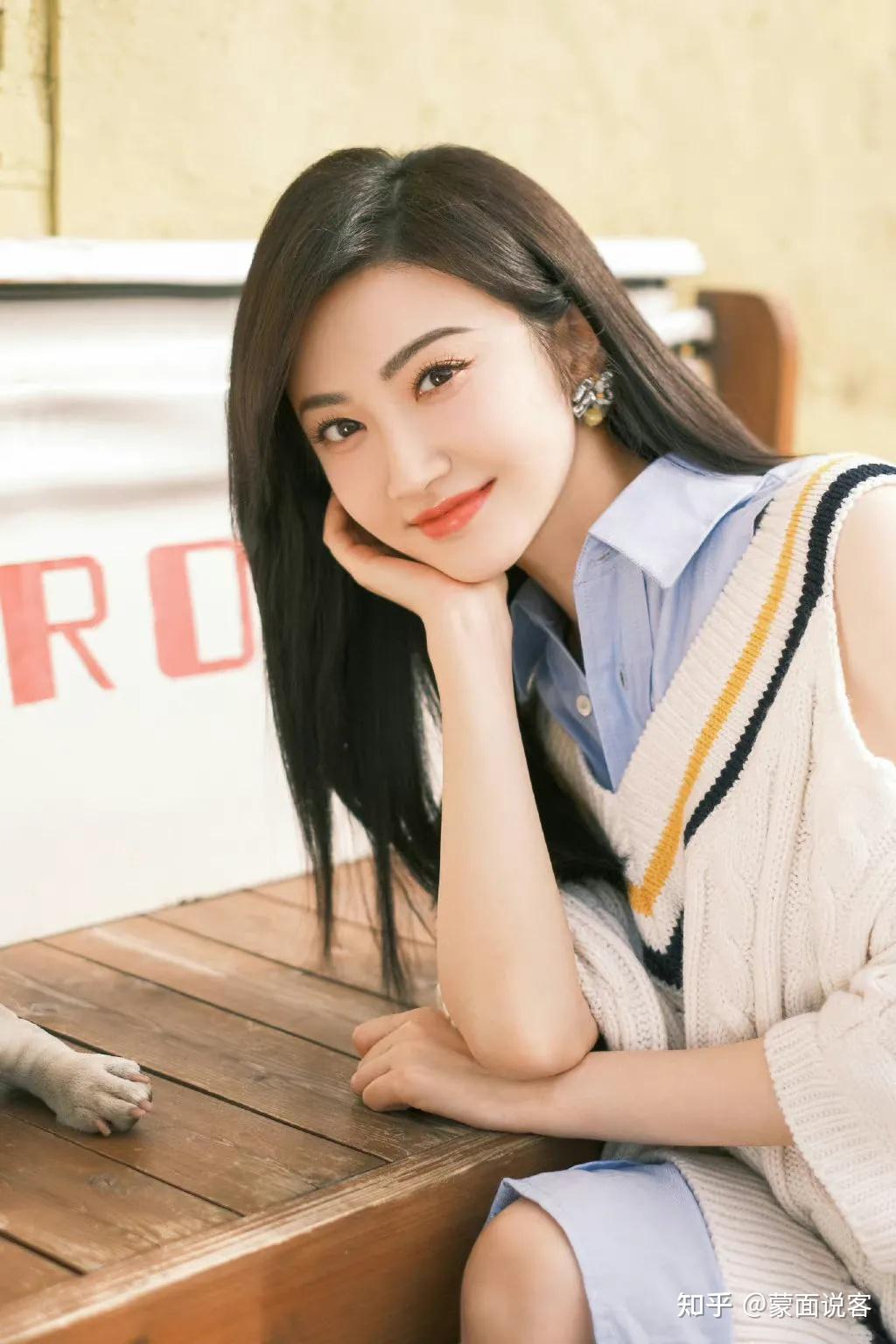 2018年3月28日,张继科在微博晒出与景甜海边牵手照,正式将二人的恋情