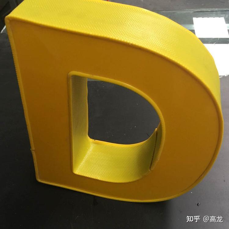 软边带字正面及侧面是平面,内置led模组,为内发光,正面亚克力,侧面为