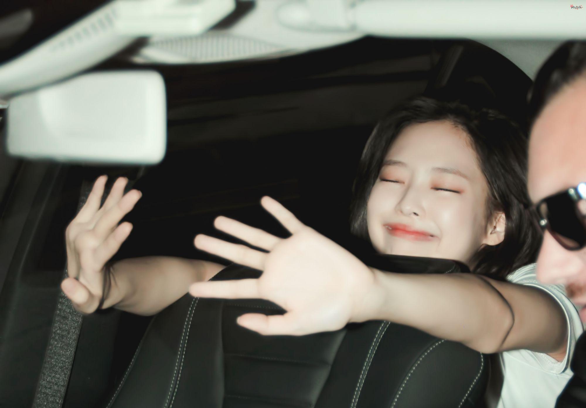 大家有可以用作电脑壁纸的jennie的美图吗