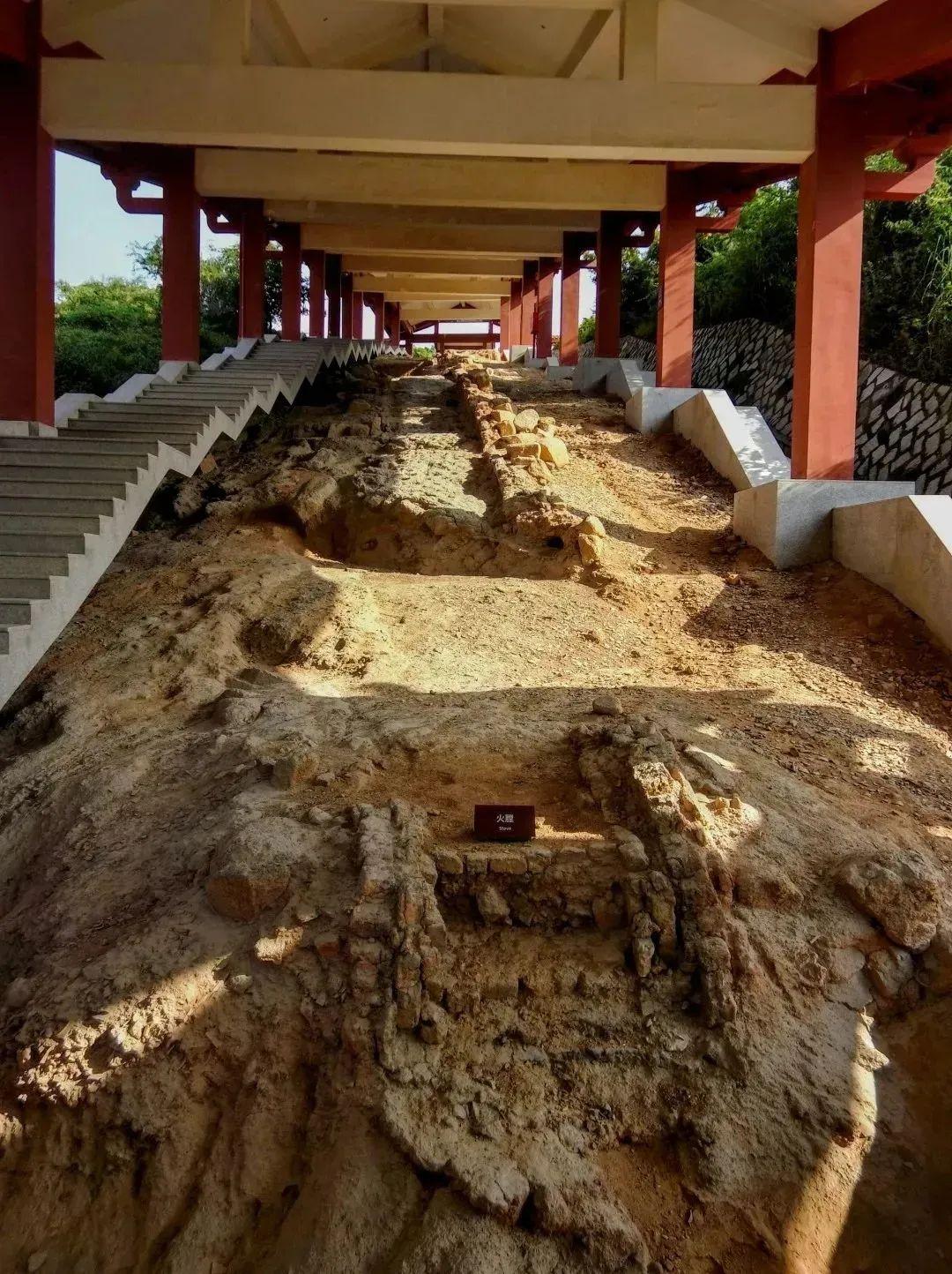 磁灶窑址(金交椅山窑址)是宋元时期泉州城郊外销瓷窑址的杰出代表.