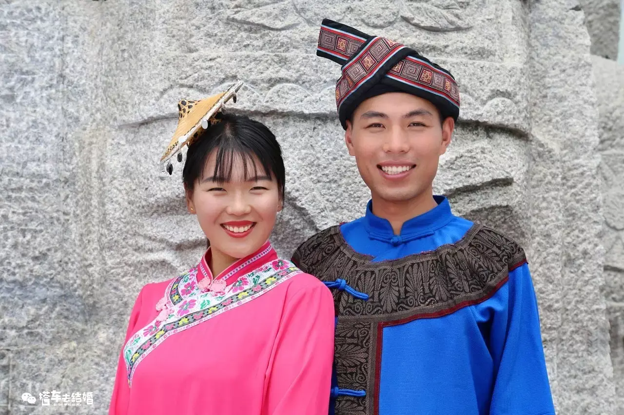 ▼中国人口较少的山地民族之一,小姬头顶做工精湛的"花竹帽",是毛南族