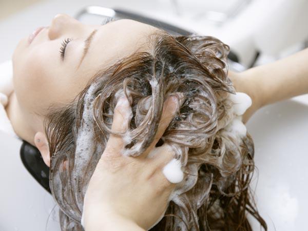 染发前到底要不要洗头呢