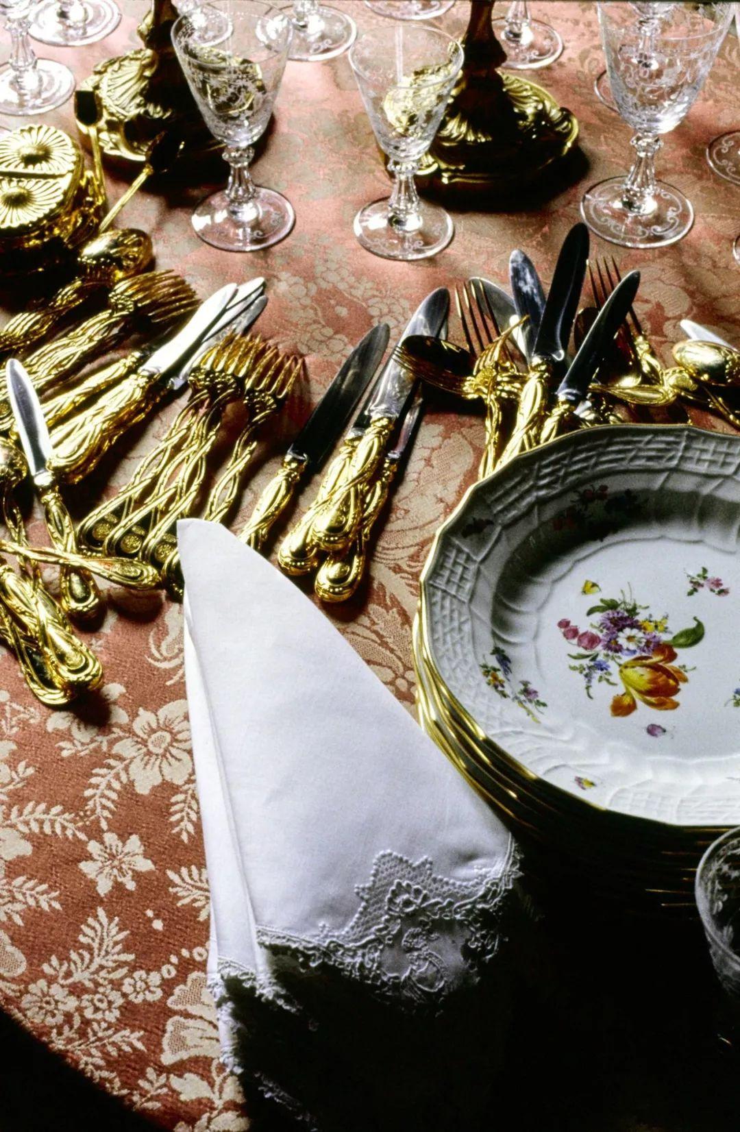 置爱 | 走进香奈儿"老佛爷"巴黎的家,这里藏着一座图书馆