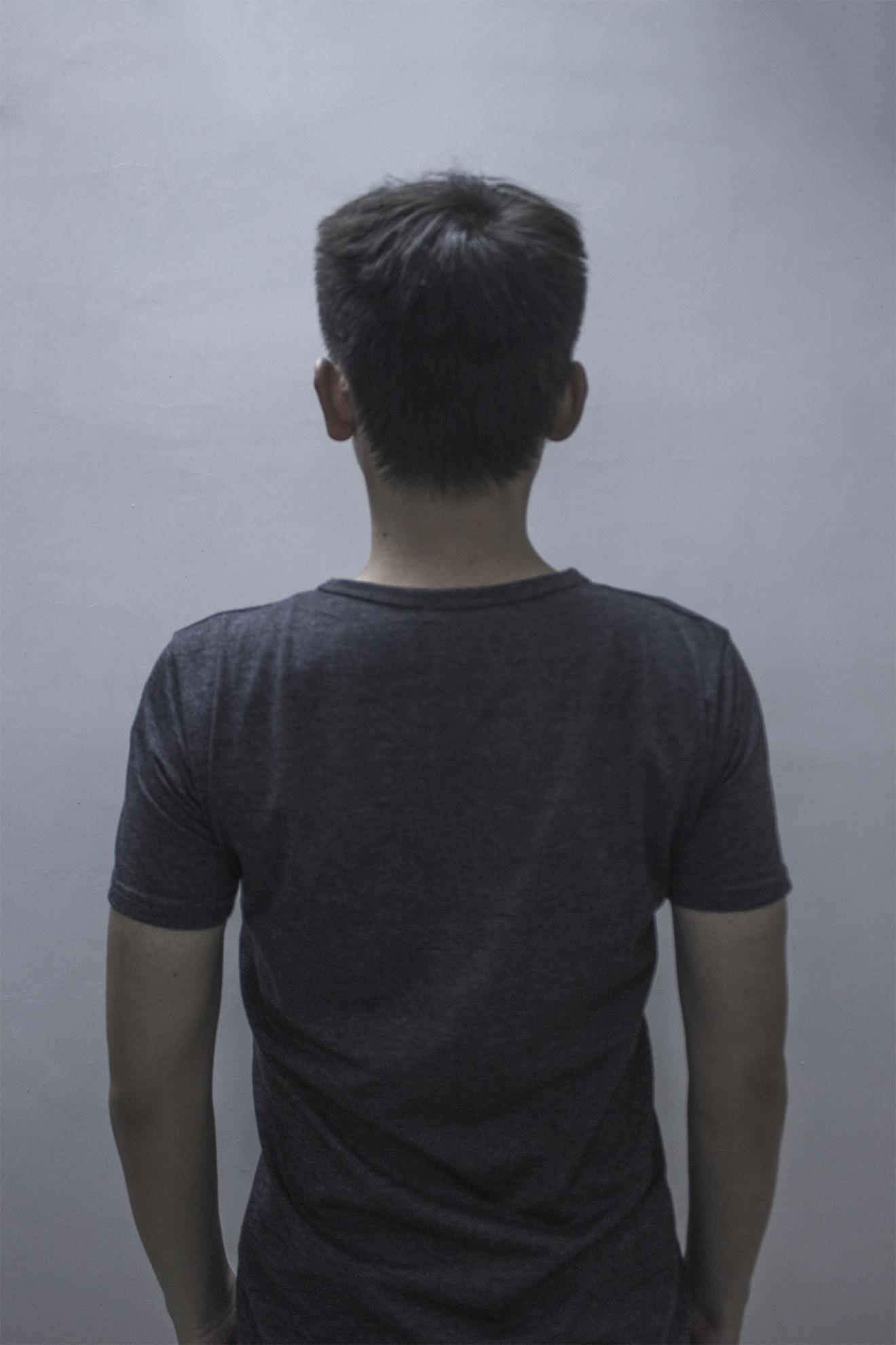 如何用 Ps 做出类似香水这样子的海报?