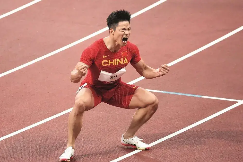 在比赛开始后苏炳添直接以强势的起跑一马当先,并把领先优势保持到了