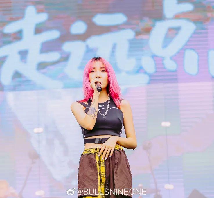 乃万本就是小有名气的说唱歌手,在参加这档综艺节目之前,她就已经有