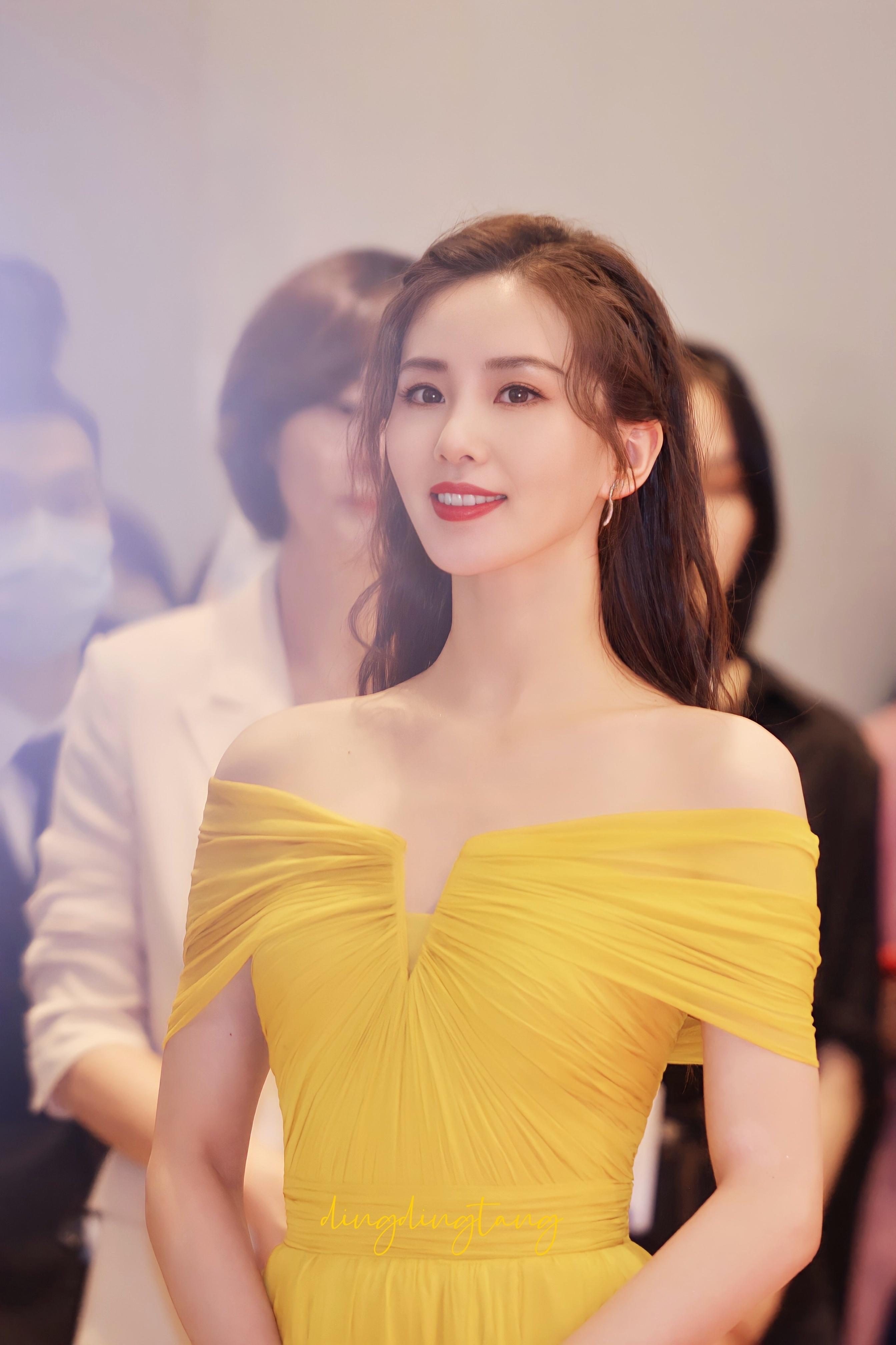 气质女神刘诗诗生图曝光身穿粉色长裙明媚甜美传说中的仙女本女就是她