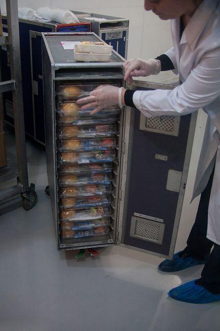 你只看到了飞机餐难吃 却见不到飞机厨房里的神操作