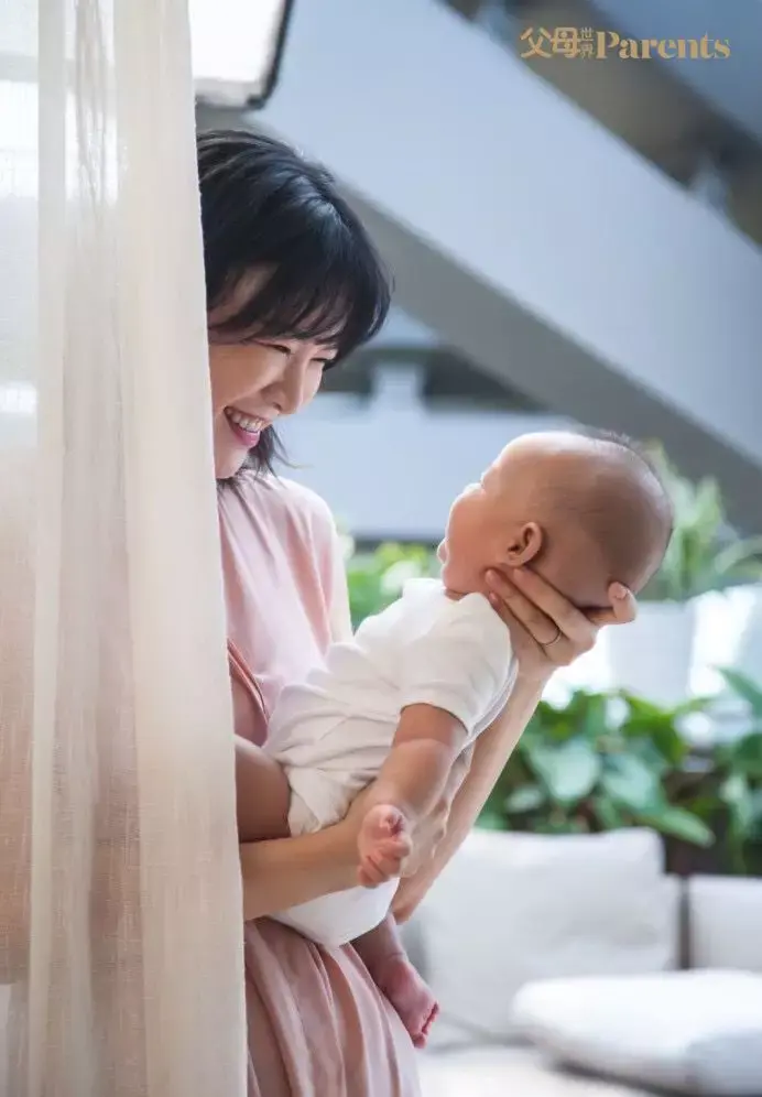 采访过程中,李艾算好时间,给灯泡喂了两顿奶.