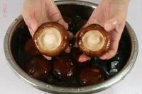 泡香菇时,最忌讳直接加水!多加这1步,3分钟就能发好,还更干净