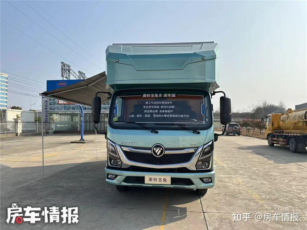 居家感十足2798万的福田轻卡房车进门就有大炕和独立厨卫