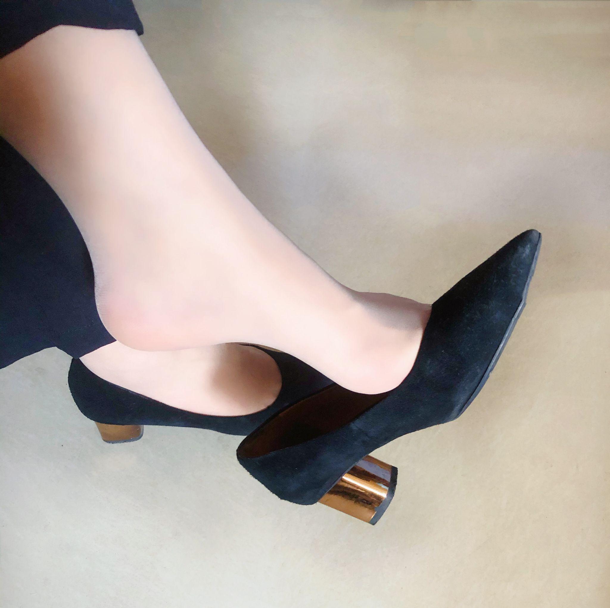 我个人觉得穿丝袜的话,拍一个挑鞋是最斩男的动作呢,哈哈哈 这是我