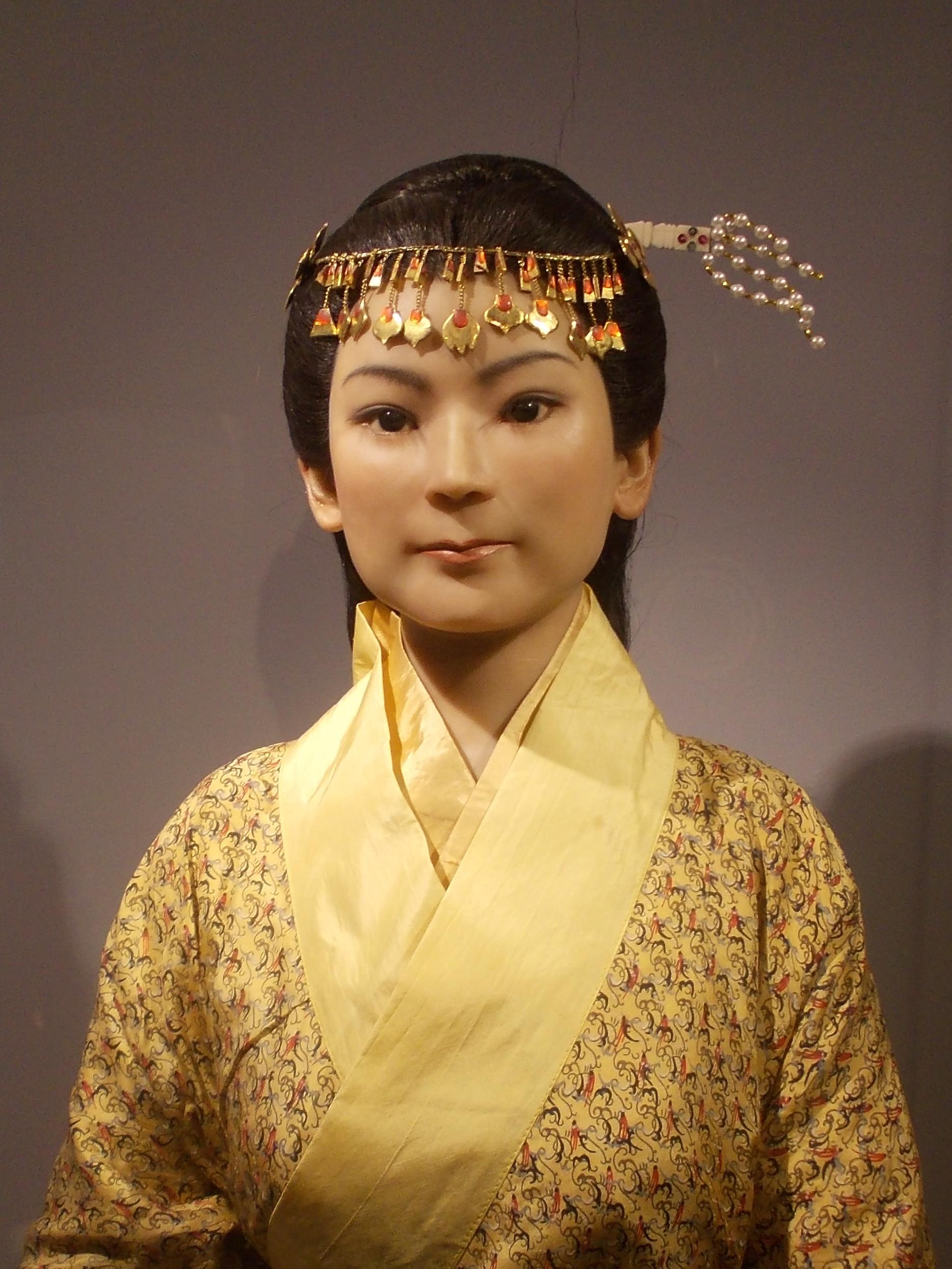 直裾素纱襌衣,马王堆汉墓的众多随葬品之一,为禁止出国(境)展览文物