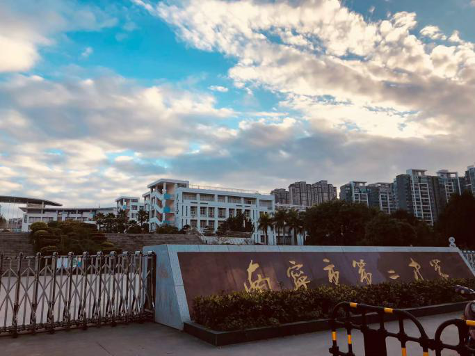 百年二中情系母校南宁二中2020年优秀毕业生毕业回访摆摊活动