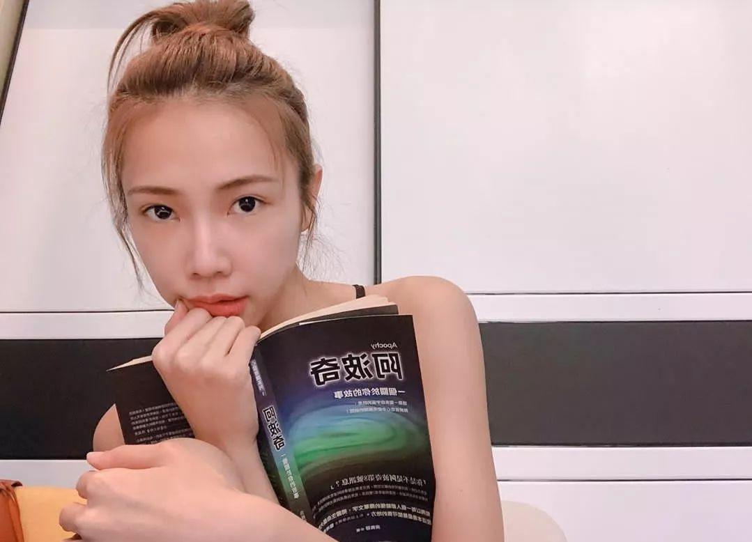 还拥有着所有人都羡慕的大长腿胡珑贸女友平时十分喜欢运动果然好身材