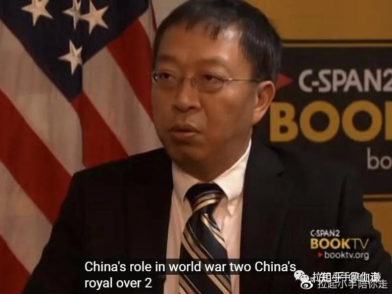 身为一个黄皮肤的人,也可以在美国国旗之下,大谈对华的方针,政策.