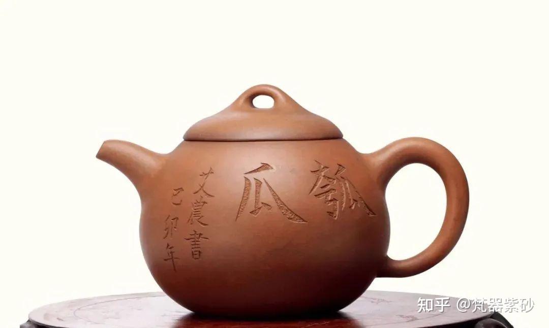 近当代紫砂大师顾景舟先生改曼生样,也制作了一款匏瓜壶,壶身改为更