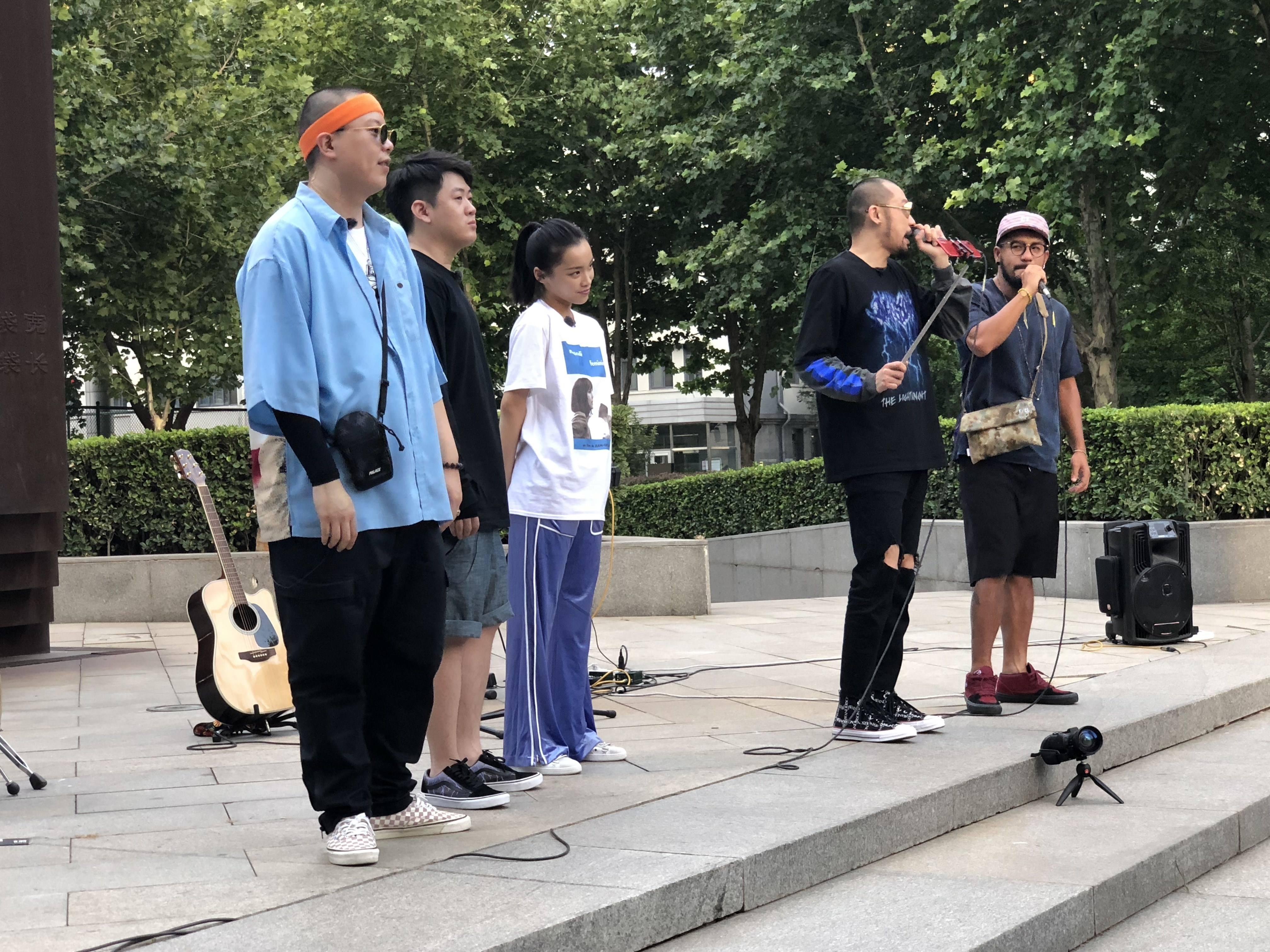 曹石:刚开始玩儿的那些年境况是不是很差?派克特:惨呀!