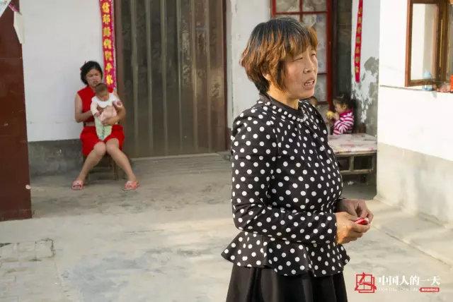 于学英,45岁,四川眉山人,25年前的正月十五晚上与同村女孩一起出来玩