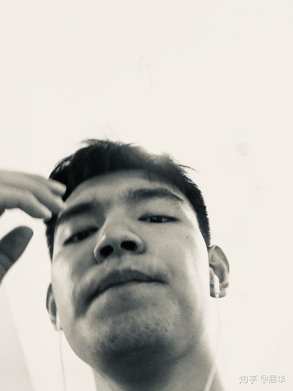 为什么男生拍照时都喜欢仰头,也可以说是鼻孔朝镜头?