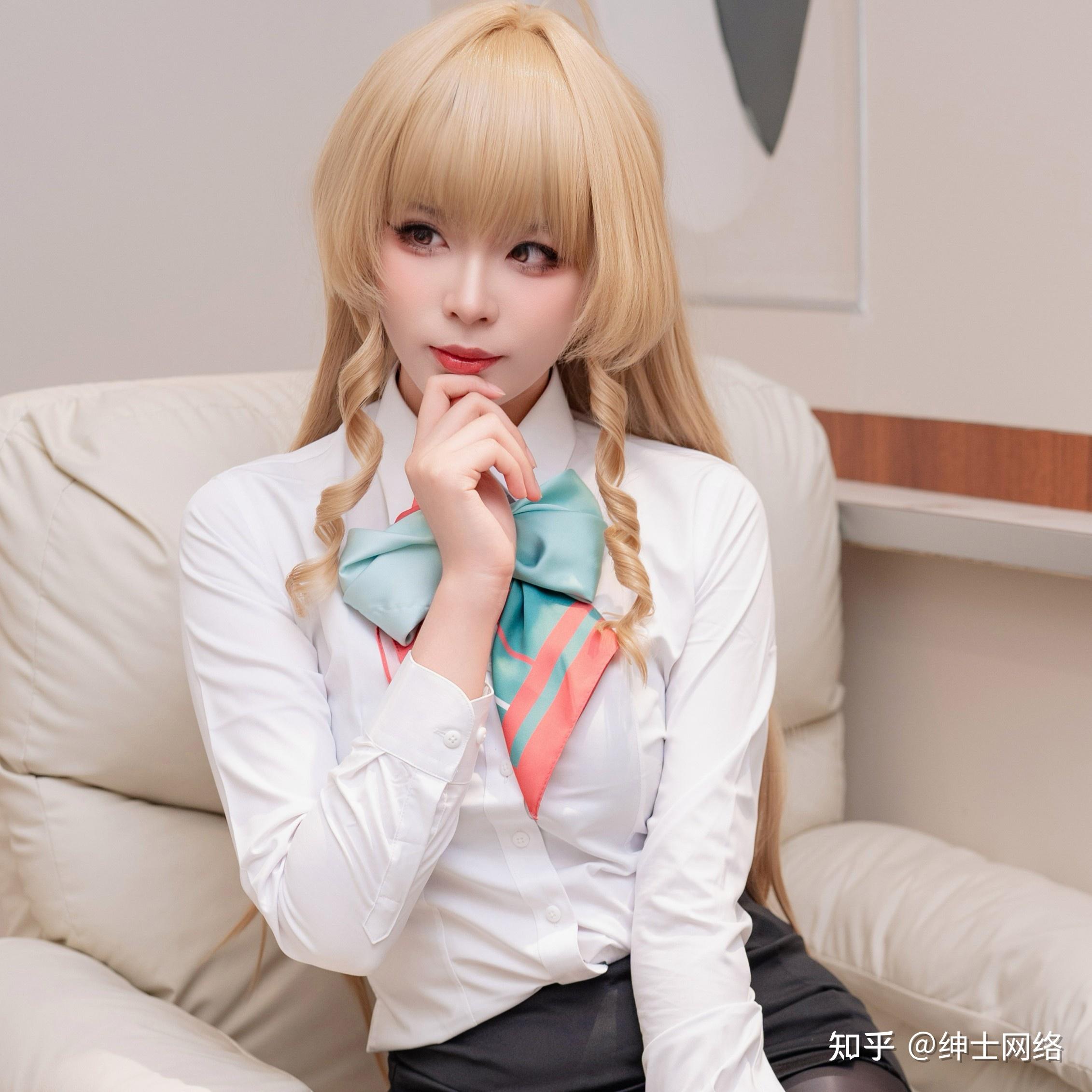 轩萧学姐 演绎《碧蓝航线》安德烈亚·多利亚空姐皮肤:制服秩序与镜头气场 - 知乎