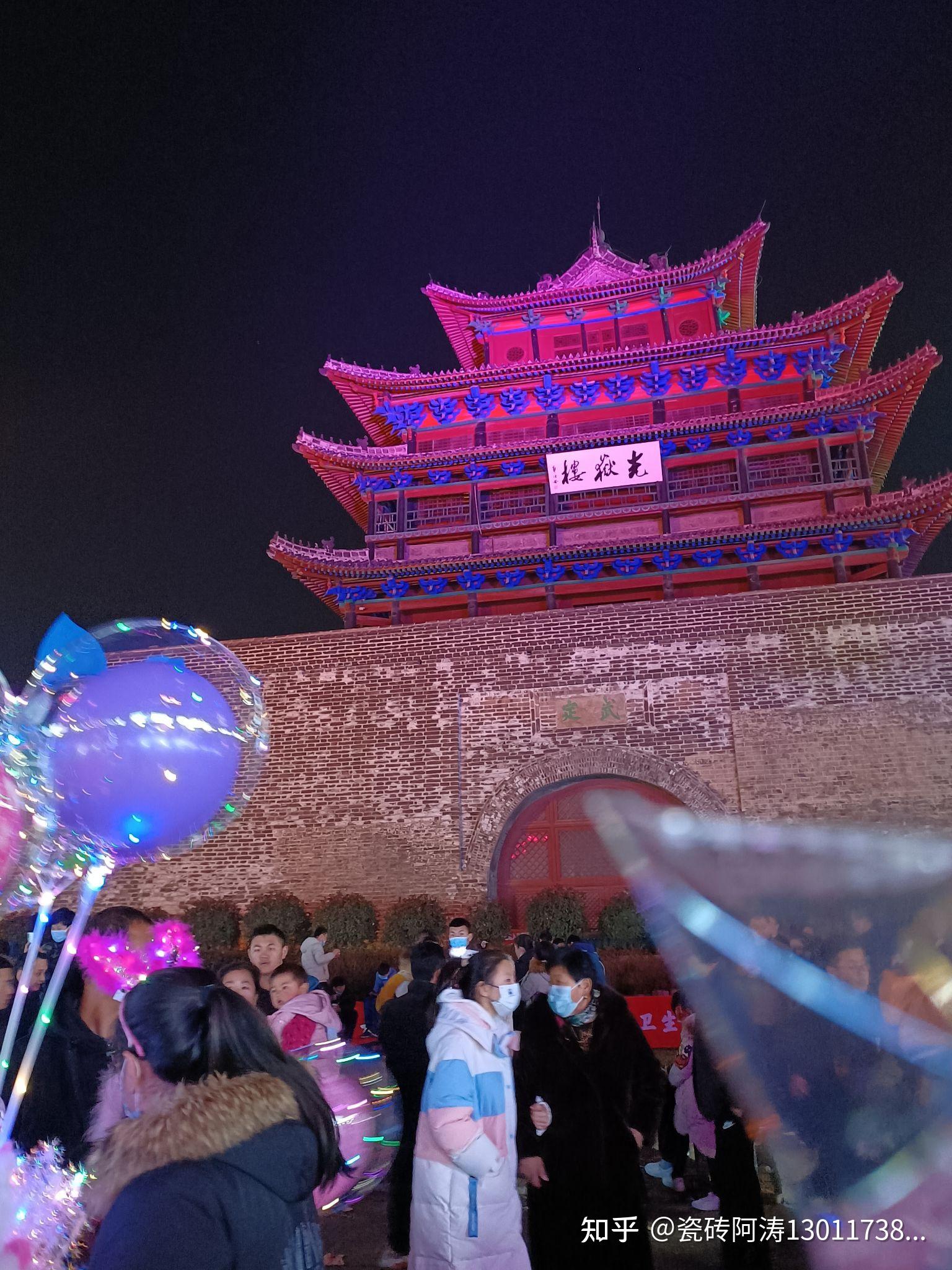 光岳楼座落在聊城南部一片古城区里,它一共有五层,雄伟的立在古城的正