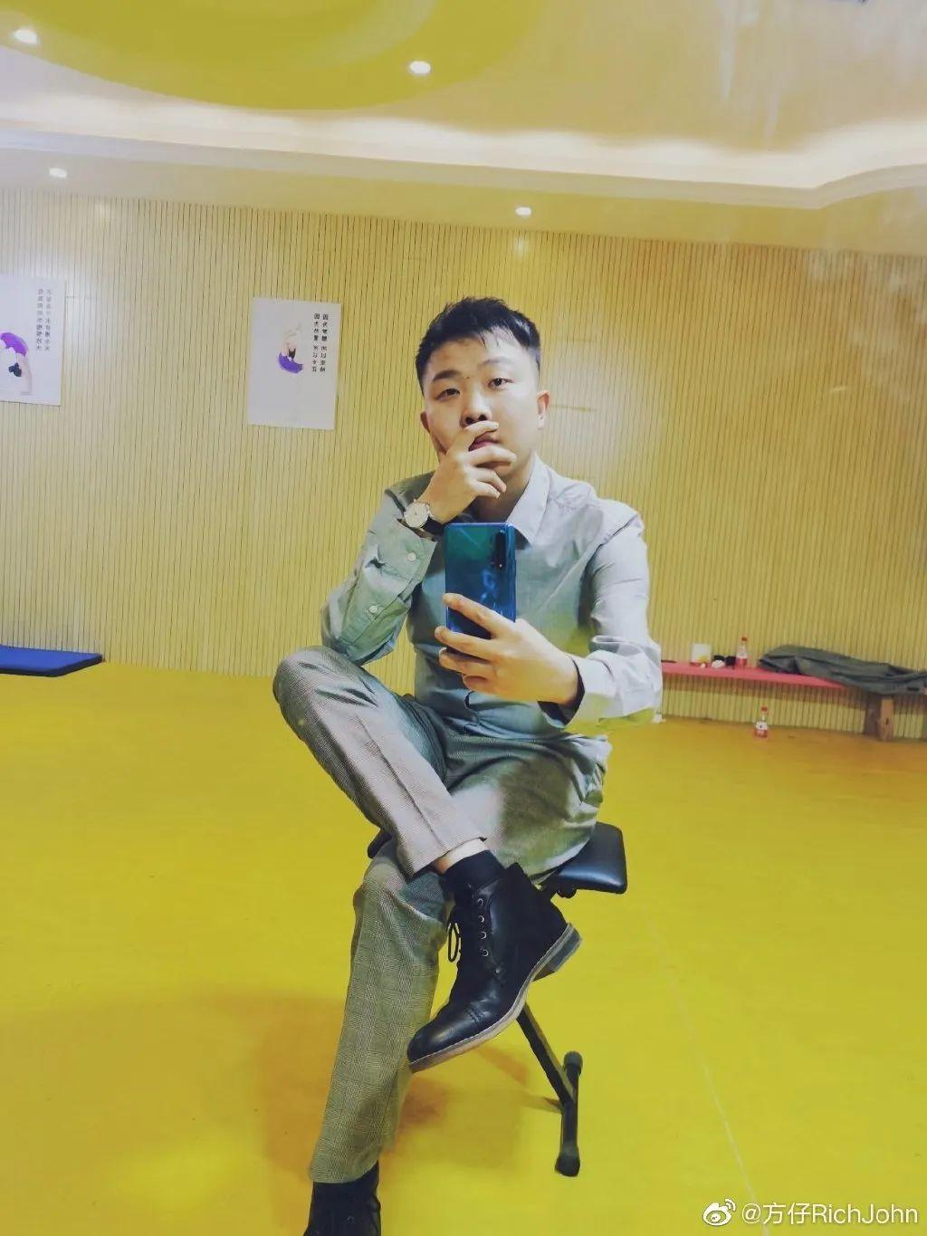 几年的时间里,我们除了偶尔能听到他在贵州帮忙举办battle比赛,或者给