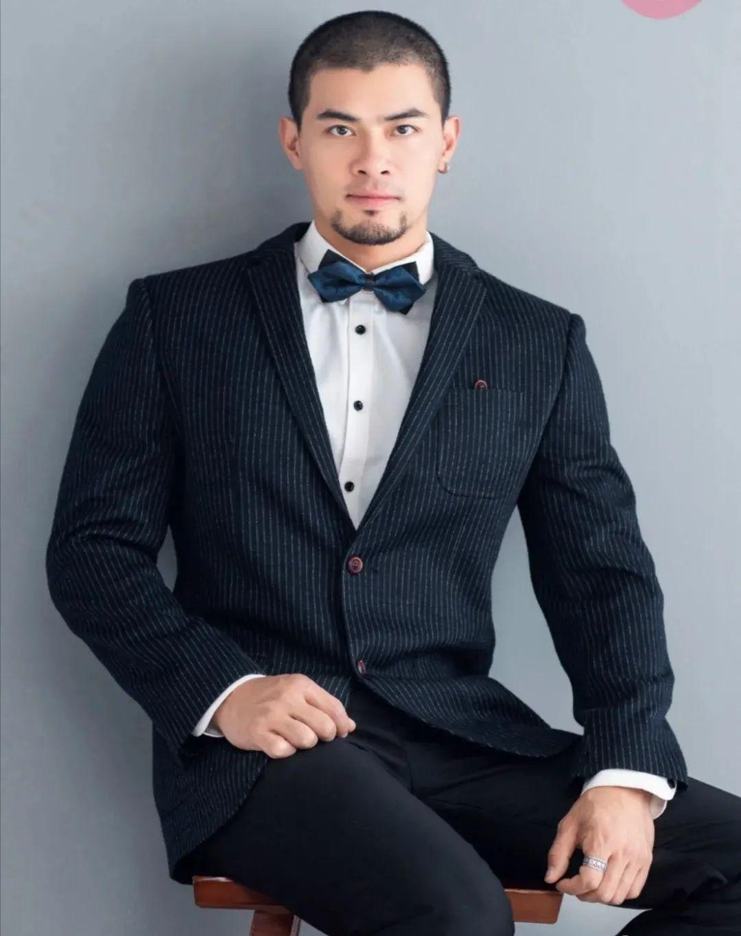 尤其是寸头的发型穿上西装的时候,全身上下自带一种型男的霸气,阳刚又