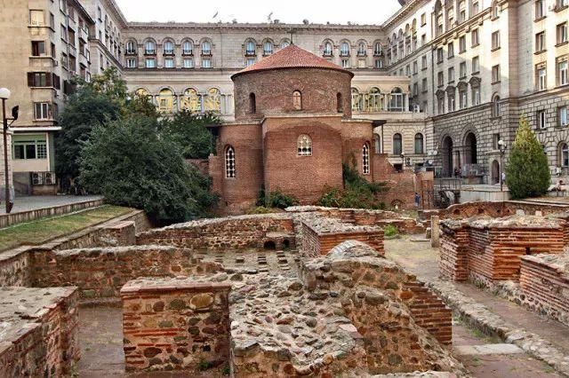 古罗马皇帝图拉真,马克西米连和查士丁尼等都热衷于兴建矿温泉浴场.