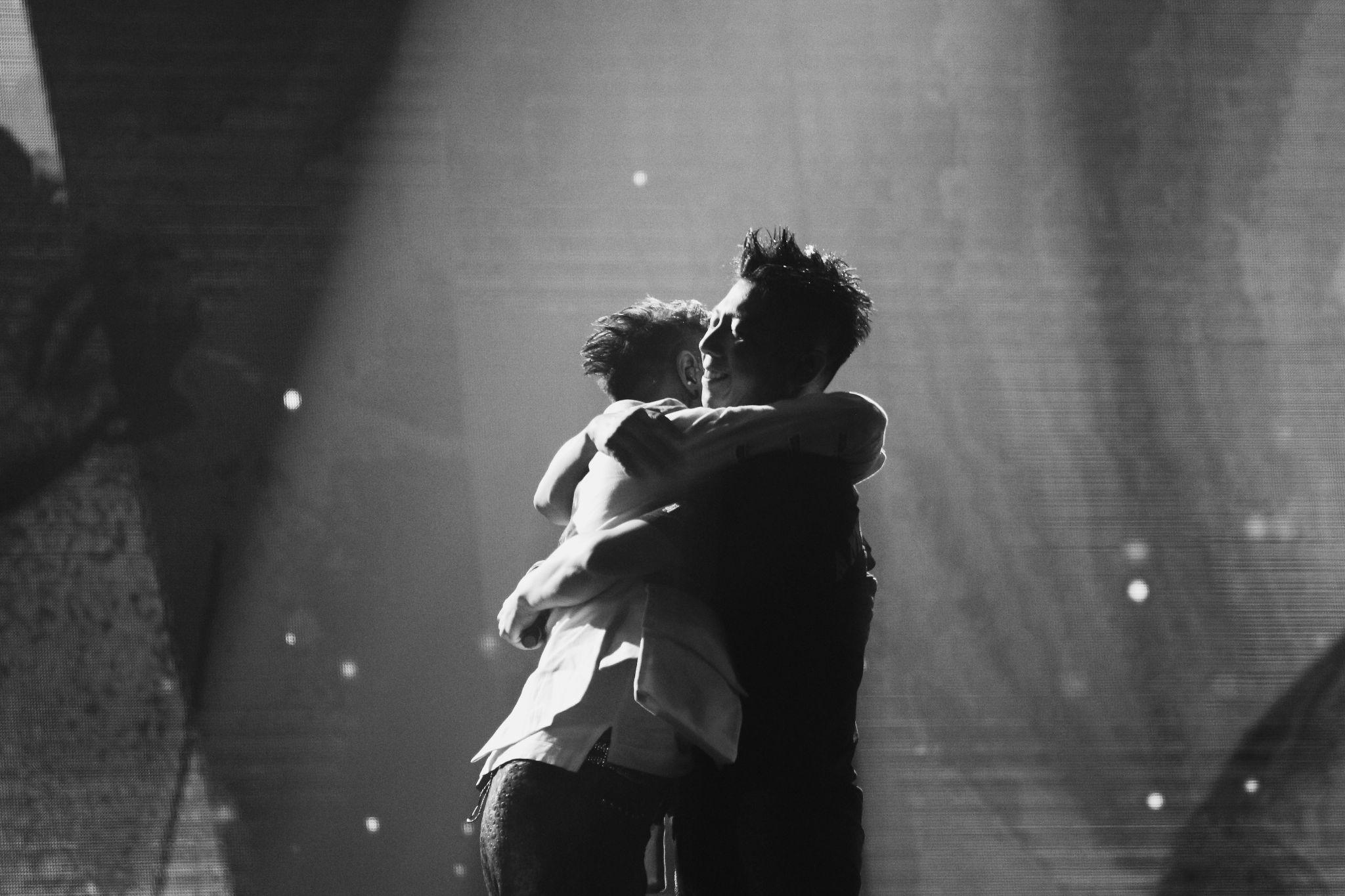 请问明星组合的粉丝们为什么总是特别坚信团魂