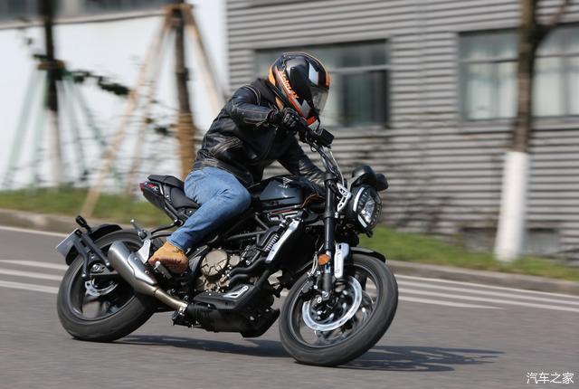 隆鑫300级复古摩托前后碟刹配abs155l大油箱售价17980元