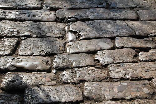 方丈禅房门外的绊脚石