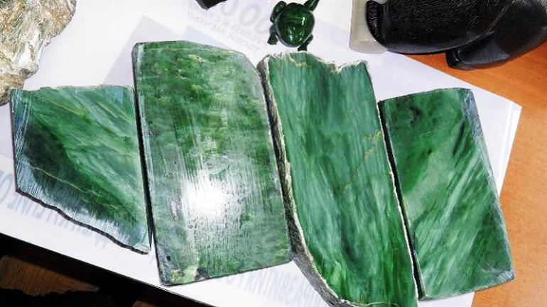 猫眼碧玉原石翡翠的种水特质选购猫眼碧玉时,捉住颜色,猫眼,玉质这三