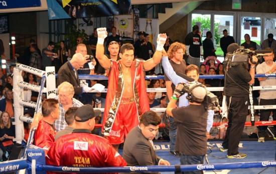 "东家"盛华武术俱乐部却指责董建军在没有跟盛华到期的情况下违约比赛