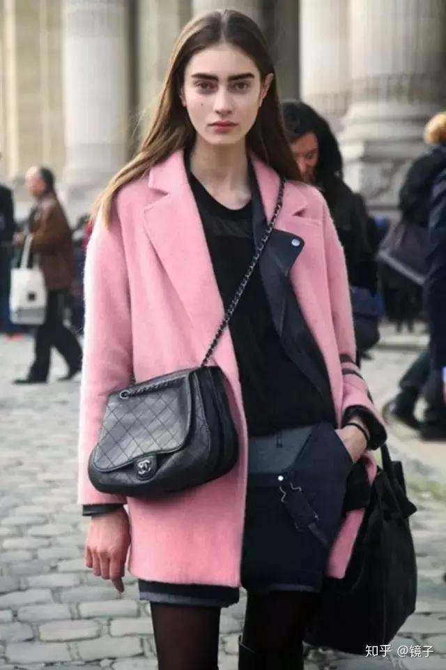 粉色外套搭配什么颜色的内搭和裤子 v2-c37865ce48b1d5f4d73f0203f438e723_r.jpg