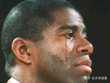 1991年11月7日的大西部论坛球馆,魔术师约翰逊面如死灰的坐在新闻发布