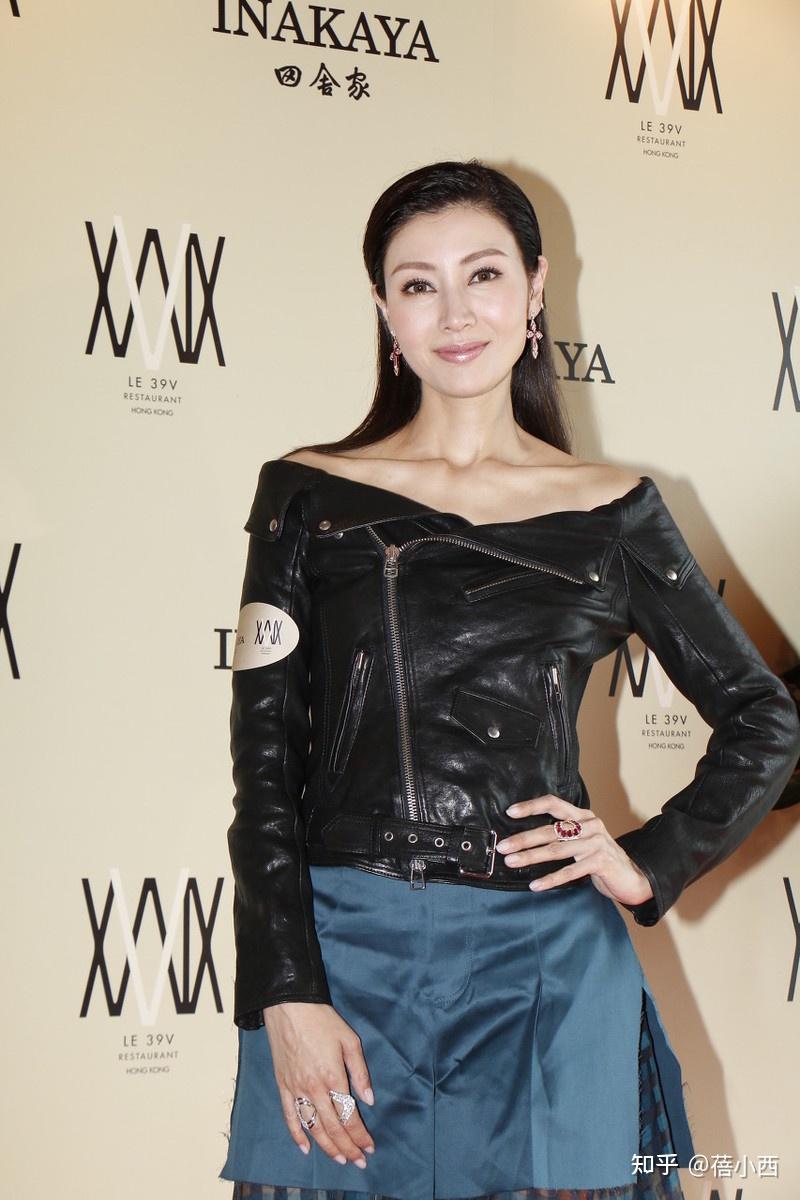 李嘉欣是吃了防腐剂吗?穿红色西装与老公亮相,嫁对人被宠上天