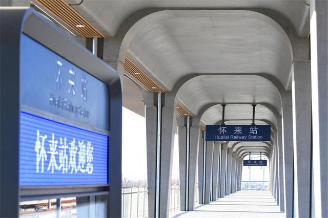 京张高铁一路疾驰,穿越雄伟壮丽的万里长城,横跨烟波浩渺的官厅湖