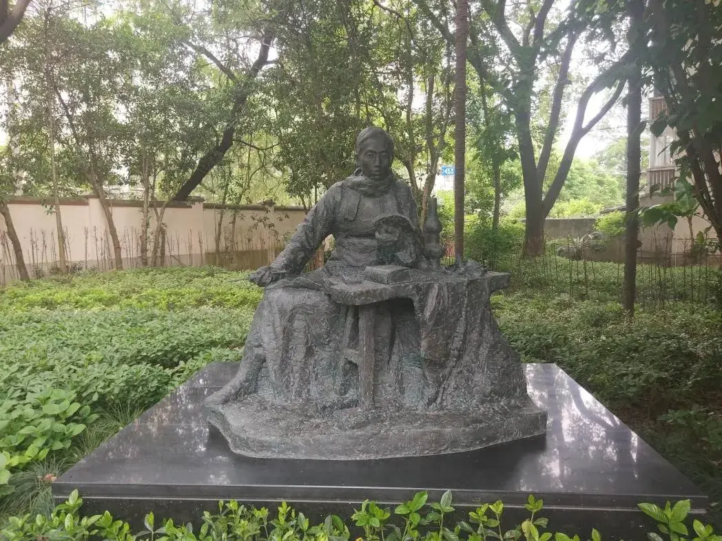 雕塑静静伫立,似乎在向参观者讲述那个"真理的味道"的故事,告诫大家心