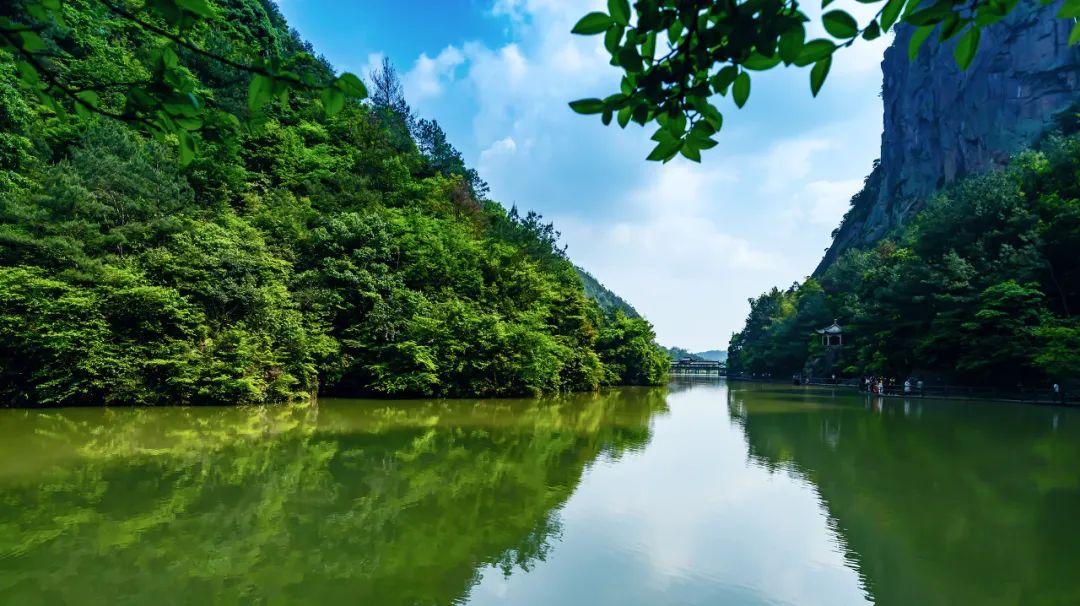 "进入景区,首先映入眼帘的便是八仙湖的一泓碧水.
