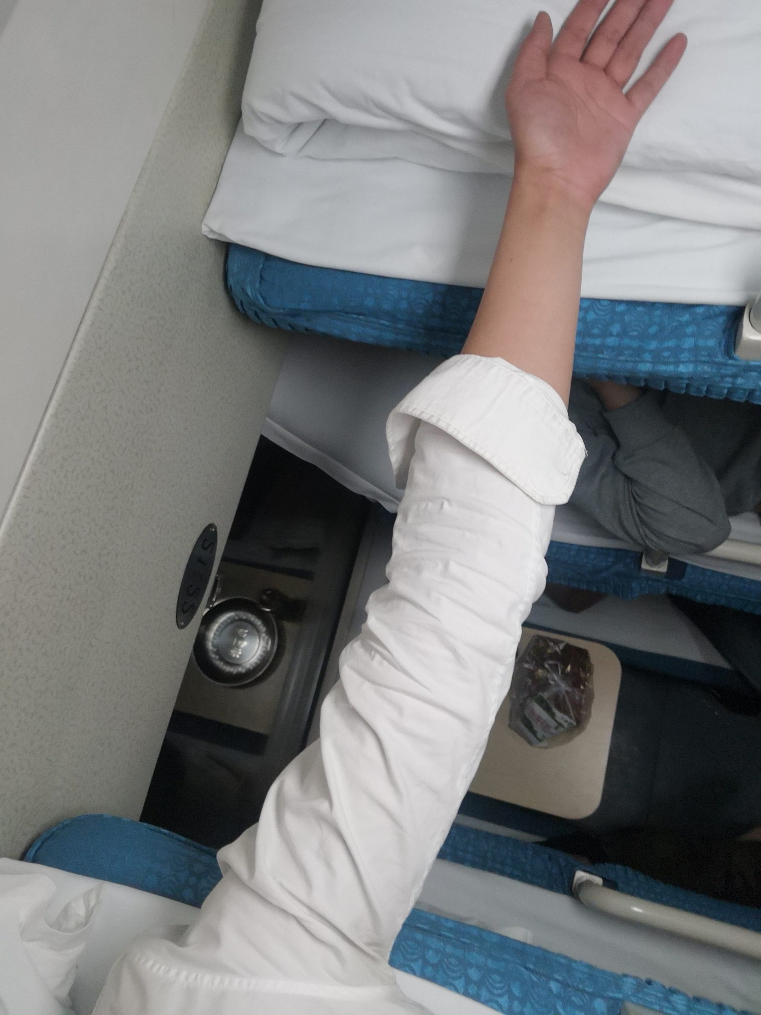 卧铺哪个安全一点 v2-c40ec40d096ab9ee6cee615195a7c69d_r.jpg