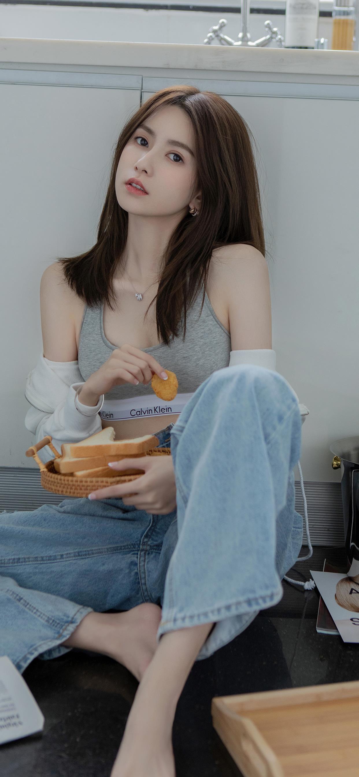 有哪些好看的全面屏手机壁纸或微信聊天背景图片